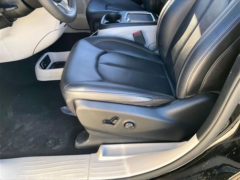 Used 2024 Chrysler Pacifica Touring-L image 32