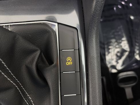 Used 2023 Volkswagen Tiguan SE w/ Panoramic Sunroof Package FWD image 28