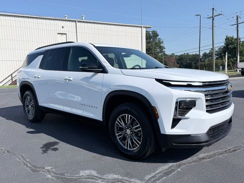 Used 2025 Chevrolet Traverse LT FWD image 2