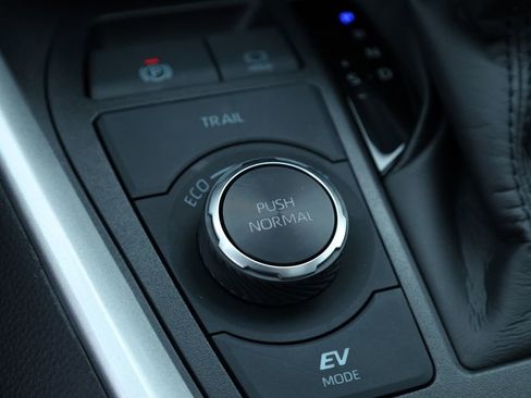 Used 2025 Toyota RAV4 XLE image 12