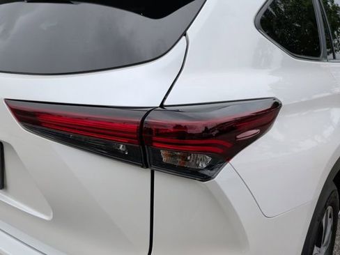 Used 2024 Toyota Highlander XLE FWD image 12