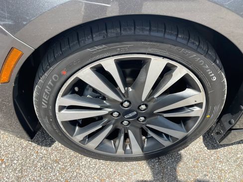 Used 2017 Lincoln MKZ Reserve FWD image 9