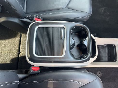 Used 2024 Chrysler Pacifica Touring-L image 22