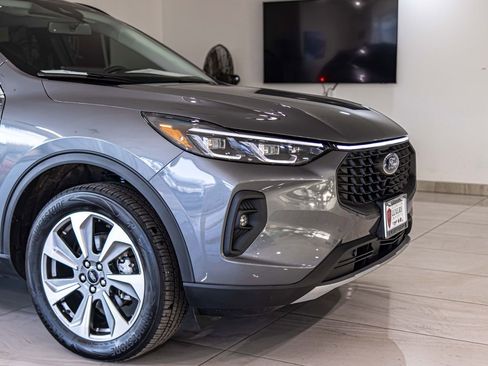 Used 2025 Ford Escape Platinum image 4