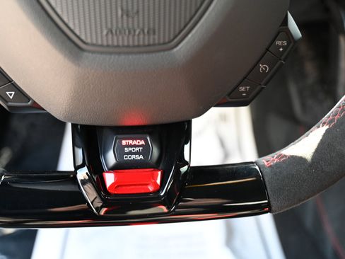 Used 2018 Lamborghini Huracan Performante image 25