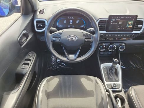 Used 2023 Hyundai Venue Limited FWD image 10