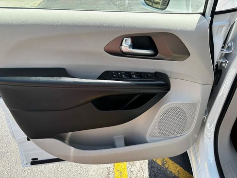 Used 2018 Chrysler Pacifica Touring-L FWD image 14