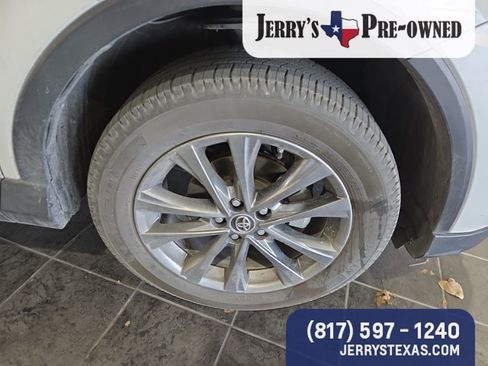 Used 2018 Toyota RAV4 Limited image 4