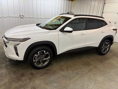 Used 2024 Chevrolet Trax LT w/ Sunroof Package FWD image 4