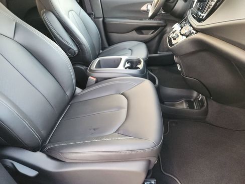 New 2026 Chrysler Pacifica Select image 13