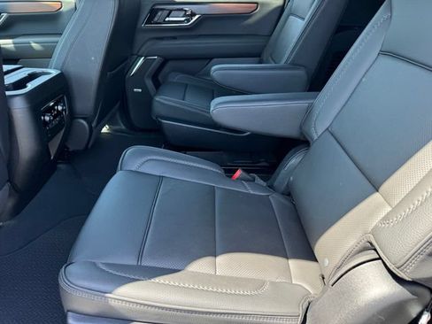 Used 2025 GMC Yukon XL Denali AWD/4WD image 11