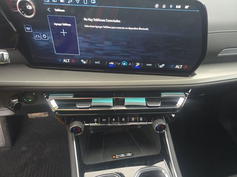 Used 2025 Chevrolet Traverse LT w/ Driver Confidence Package image 12