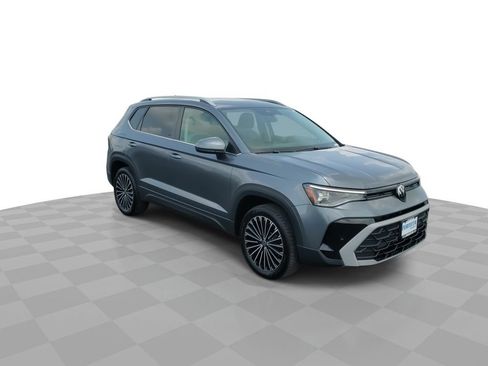 Used 2025 Volkswagen Taos SE FWD image 2
