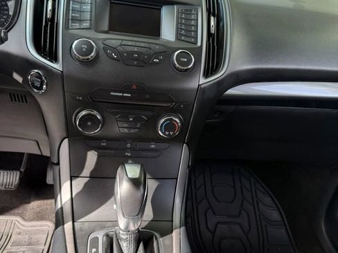 Used 2018 Ford Edge SE image 21