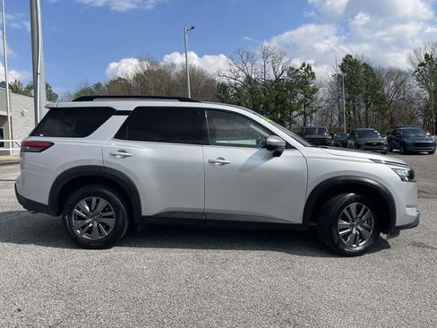 Used 2025 Nissan Pathfinder SV image 2