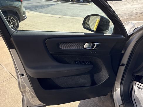 Used 2025 Volvo XC40 B5 Plus image 14