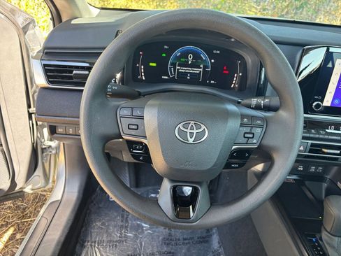 Used 2025 Toyota Camry LE image 28