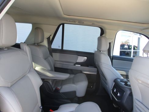 Used 2025 Ford Expedition Active image 24