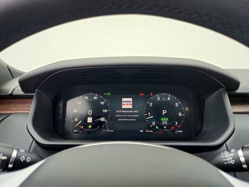 Certified 2024 Land Rover Discovery Dynamic SE image 24