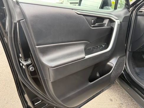 Used 2022 Toyota RAV4 LE image 9