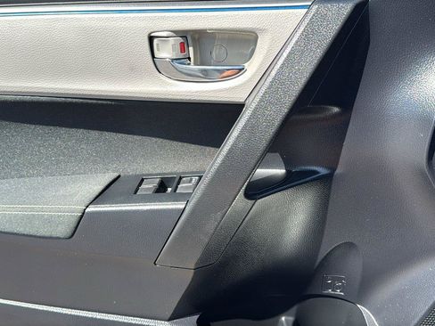 Used 2016 Toyota Corolla LE FWD image 13