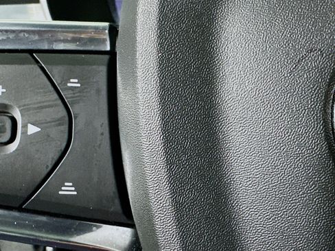 Used 2025 Volvo XC40 B5 Core image 16