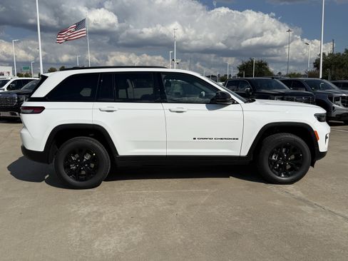 New 2025 Jeep Grand Cherokee Altitude image 3
