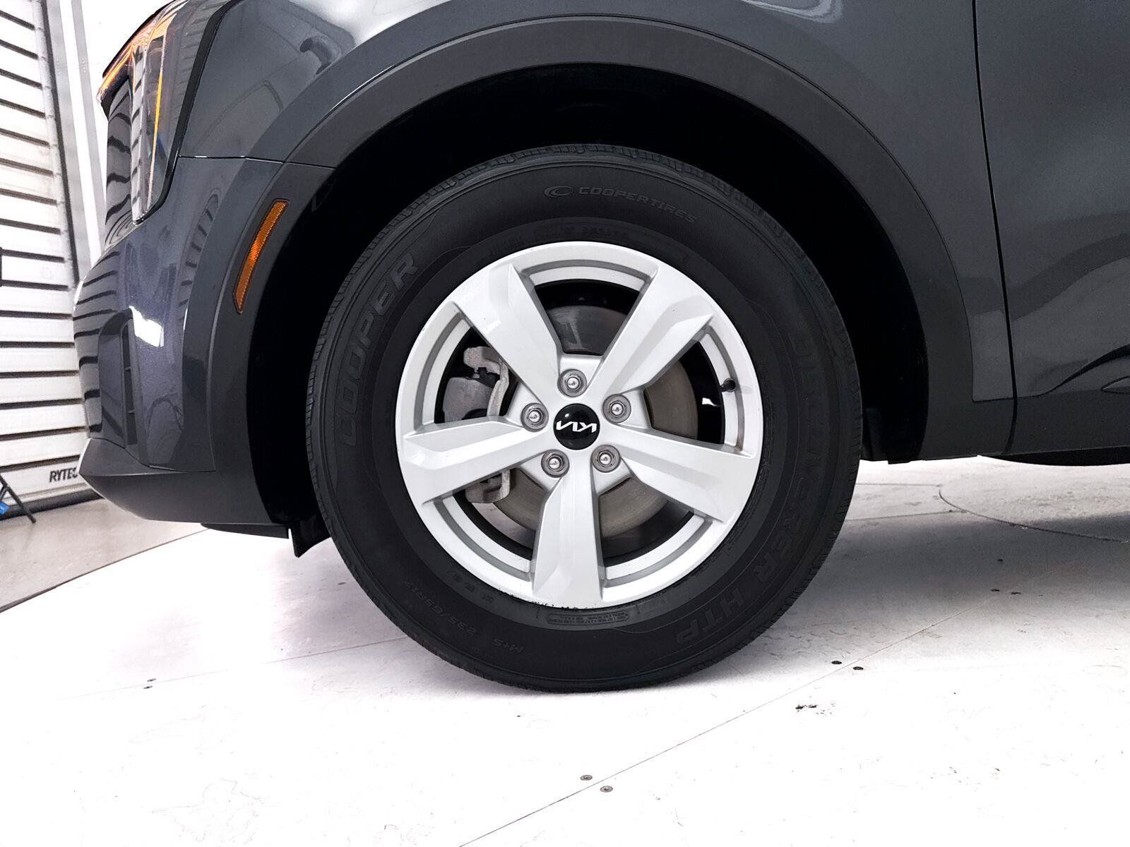 Used 2024 Kia Sorento LX FWD image 15