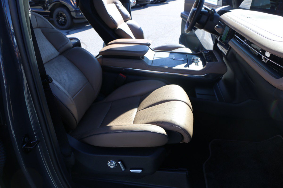 Used 2025 Lincoln Navigator Black Label AWD/4WD image 31