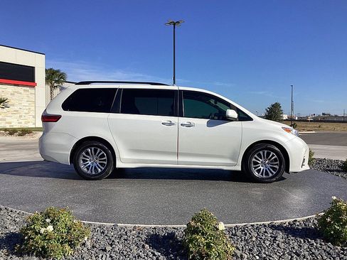 Used 2018 Toyota Sienna XLE w/ XLE Navigation Package image 4