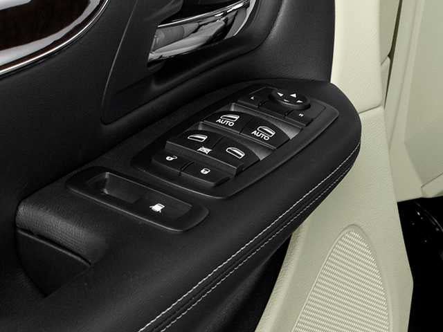 Used 2012 Chrysler Town & Country Touring w/ Entertainment Group #1 FWD image 13