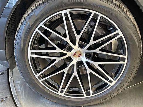 Used 2025 Porsche Cayenne Coupe image 11
