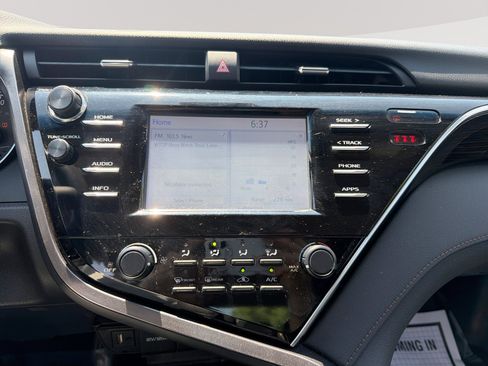 Used 2018 Toyota Camry LE FWD image 12