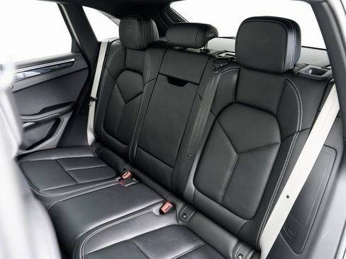 Used 2025 Porsche Macan image 28