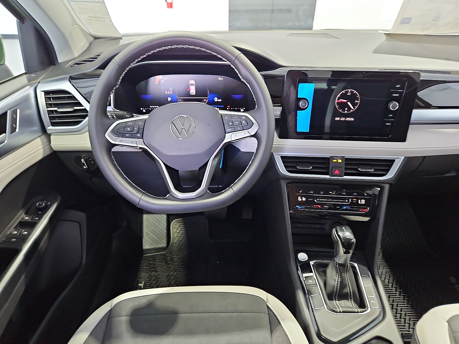 New 2027 Volkswagen Taos SE FWD image 14