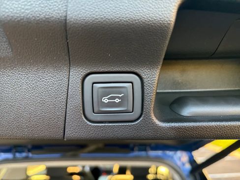 Used 2023 GMC Acadia SLE w/ Driver Convenience Package image 28