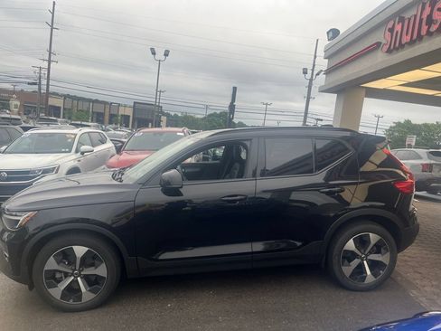 Used 2023 Volvo XC40 B5 Plus w/ Driver Assist Package AWD/4WD image 2
