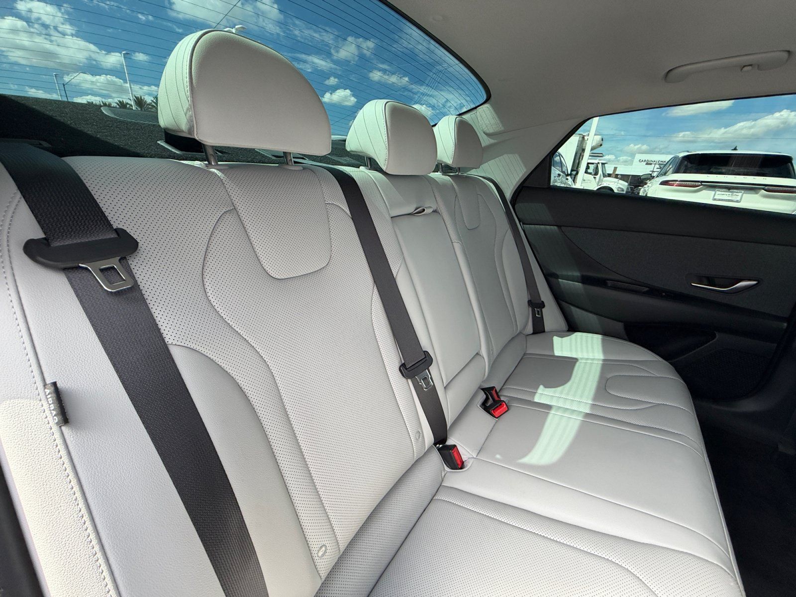 Used 2025 Hyundai Elantra Limited FWD image 18