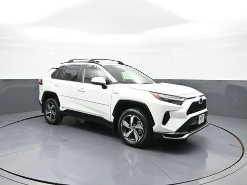 Used 2023 Toyota RAV4 SE w/ Weather & Moonroof Package AWD/4WD image 4