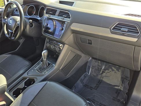 Used 2018 Volkswagen Tiguan SEL image 17
