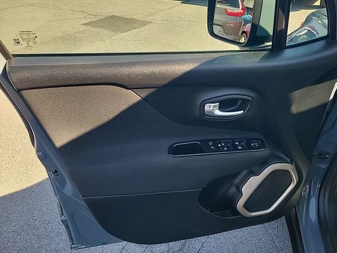 Used 2017 Jeep Renegade Latitude w/ Cold Weather Group AWD/4WD image 15