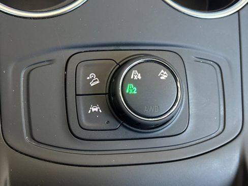 Used 2024 GMC Terrain SLE AWD/4WD image 30