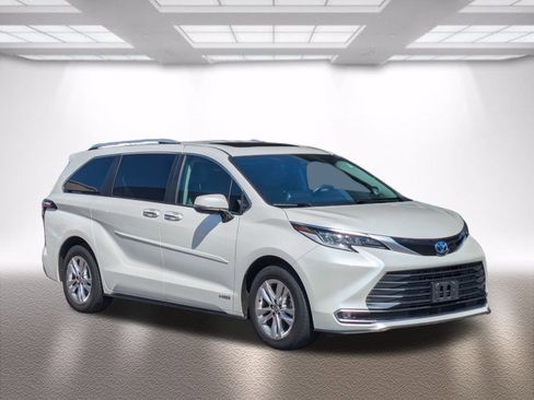 Certified 2021 Toyota Sienna Limited image 1