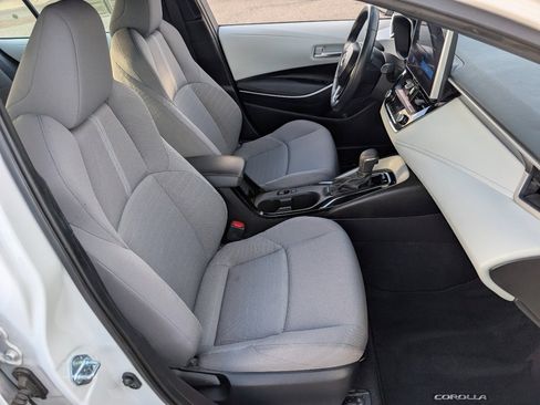 Used 2025 Toyota Corolla SE w/ SE Premium Package image 8