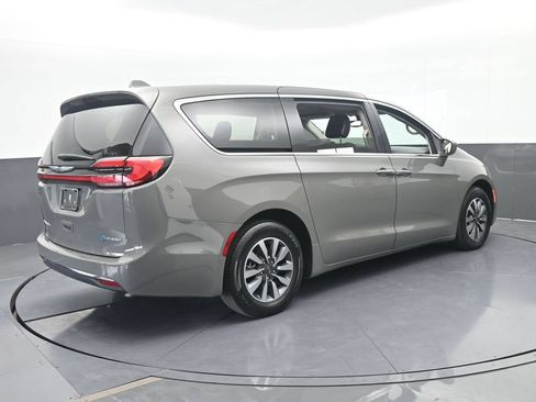 Used 2022 Chrysler Pacifica Touring-L FWD image 6