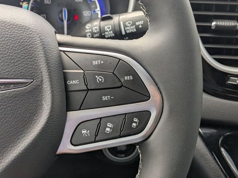 Used 2025 Chrysler Pacifica Select image 17