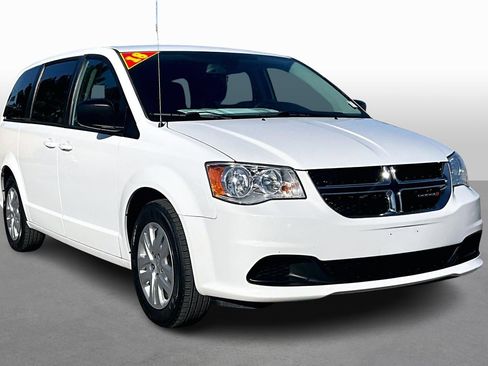 Used 2018 Dodge Grand Caravan SE w/ UConnect Hands-Free Group image 10