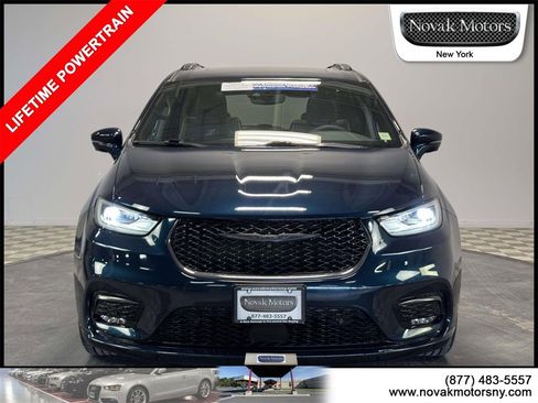 Used 2022 Chrysler Pacifica Limited w/ S Appearance Package image 2