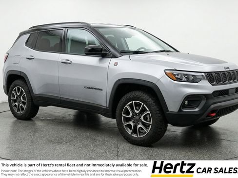 Used 2025 Jeep Compass Trailhawk image 1