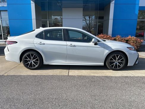 Used 2024 Toyota Camry SE image 3